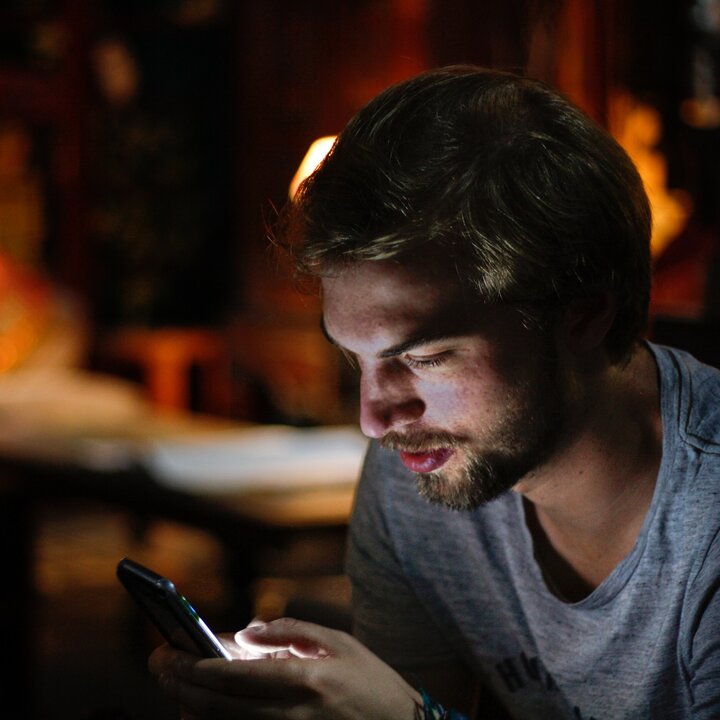 Mann mit Smartphone